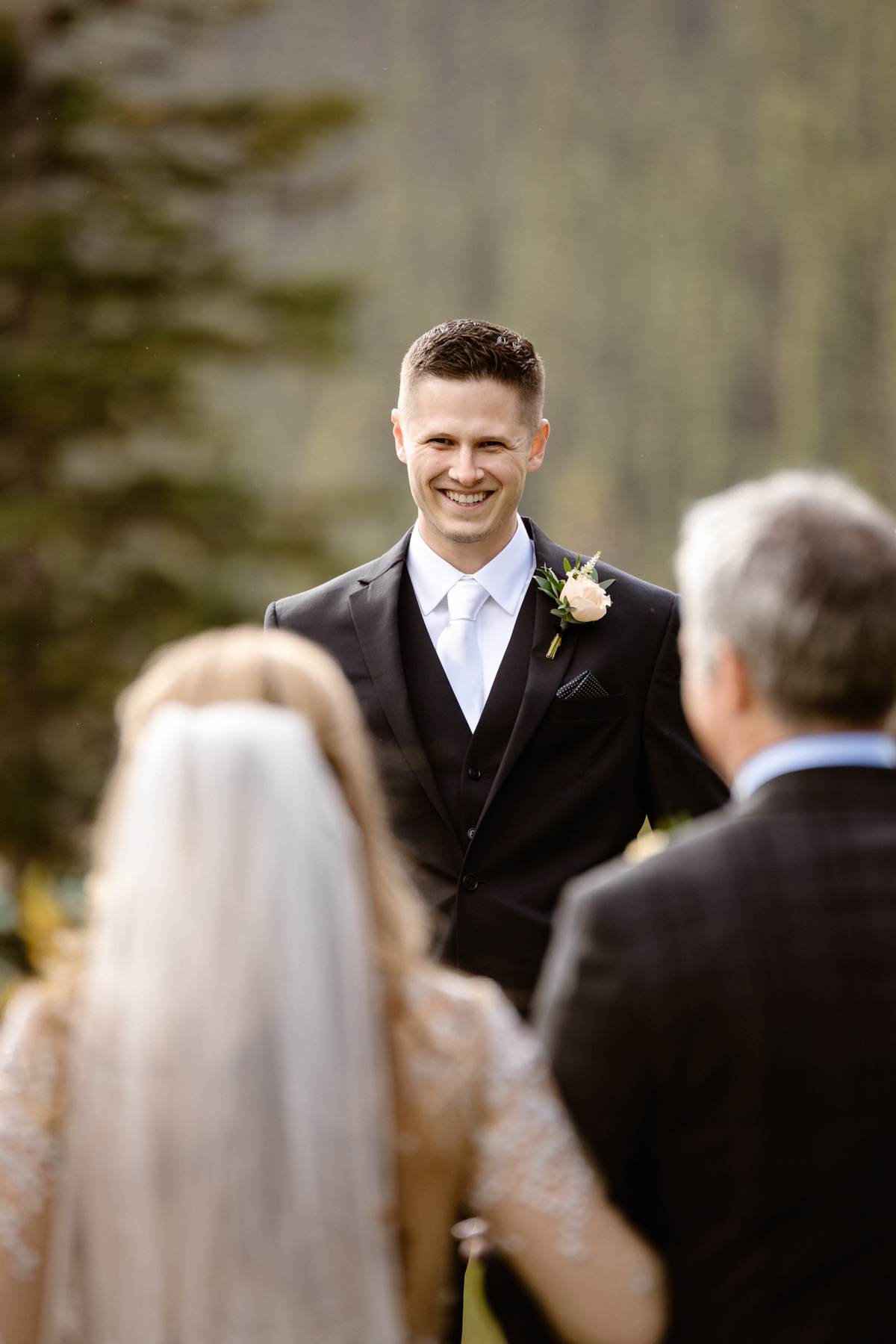 Moraine Lake wedding photos - Image 9