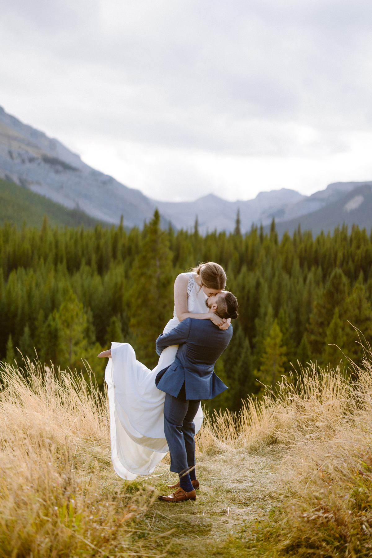 Bragg Creek wedding photographers in fall