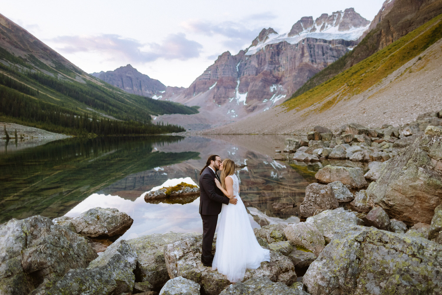 Lake Minnewanka wedding - Photo 7